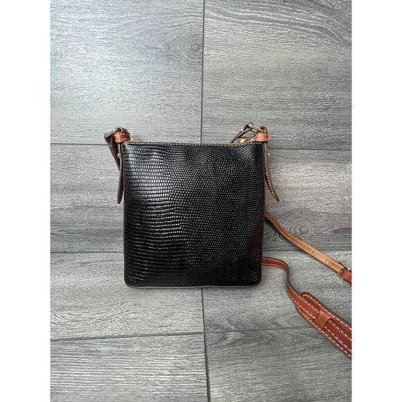 Dooney & Bourke Lizard Embossed Letter Carrier Crossbody bag black A390024 - Picture 5 of 9